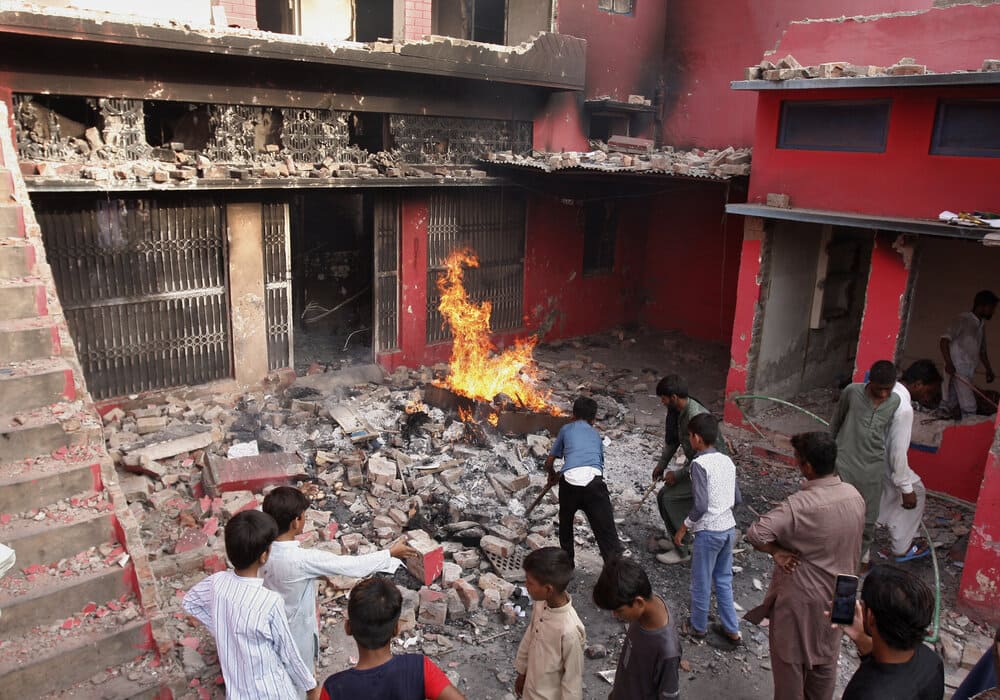 Pakistan: Violent Mob Burns Churches, Destroy Houses Over Blasphemy Case